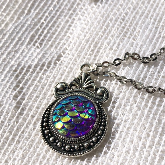 Mermaid Scales Necklace Iridescent Blue Green - Picture 3 of 4